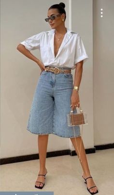 Bermuda Jeans Outfit, Bermuda Shorts Outfit Summer, Denim Bermuda Shorts Outfit, Denim Shorts Outfit Summer, Bermuda Shorts Outfit, Knee Length Denim Shorts, Postpartum Fashion, Outfits Con Jeans, Jeans Outfit Women