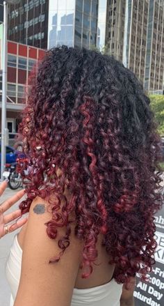 Highlights Curly Hair, Red Curly Hair, Colored Curly Hair, Hair Dye Ideas, Long Curly Hair