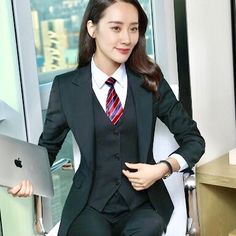 😚😙😘 Business Formal Women, Formal Suits For Women, Womens Dress Coats, Smart Outfit, Formal Suits, Formal Style, Professional Outfits, Beautiful Blouses