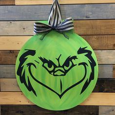 GRINCH FLAT TOP CIRCLE: DOOR HANGER DESIGN - Paisley Grace Designs Grinch Door Hanger, Cnc Signs, Grinch Door, Silhouette Cameo Projects Vinyl, Circle Signs, Wooden Rounds, Door Hanger Design, Pinterest Fail, Glow Forge