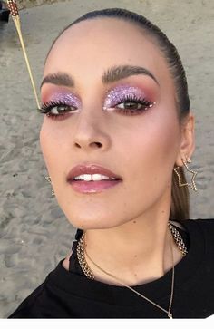 Natural Eyeshadow With Pop Of Color, Purple Makeup Euphoria, Euphoria Party Looks, Make Up Strass, Maquillage Euphoria, Space Cowgirl Makeup, Euforia Makeup, Rave Party Makeup