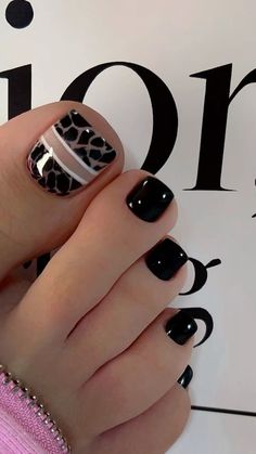 Punk Toenails, Black Toenail Designs Pedicures, September Pedicure Ideas, White And Black Toe Nails, End Of Summer Pedicure, Trending Toe Nail Colors 2024, Toenail Art Designs Easy, Footnail Art Designs