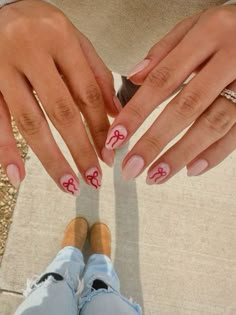 Short Nail Xmas Designs, Christmas Nail Ideas With Bows, Bow Nails For Christmas, Nail Idea Christmas, Christmas Bow Nails Short, Natural Nail Designs Christmas, Christmas Nails Bows Red, Bow Nails Aesthetic, How To Do Bows On Nails