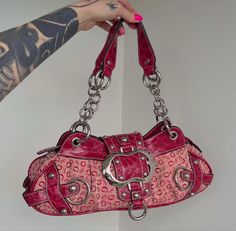 vintage guess shoulder bag red aesthetic Pink Shoulder Bag Outfit, Pink Alternative Fashion, 2000s Purse, Shoulder Bag Outfit, My Style Bags, Guess Bag, Y2k Accessories, Pink Shoulder Bag