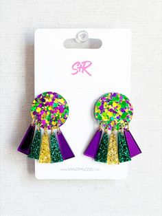 Purple, green, and gold glitter acrylic topper with dangles of mirrored purple, green glitter, and gold glitter. The perfect earring to celebrate Mardi Gras! *Hypoallergenic and nickel free. Acrylic Topper, Glitter Acrylic, Glitter Acrylics, Glitter Gel, Green Glitter, Hair Accessories Headbands, Bow Headband, Purple Green, Mardi Gras