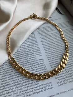 Classic jewelry vibe combined with the fashion-forward trend. Sightly adjustable, comfortable for daily wear, suitable for every occasion. DETAILS * 18K Gold Plated * Brass * Lead Free and Nickel Free MEASURES Necklace length: 17inches MORE Styles https://www.etsy.com/your/shops/FalaJewelry/tools/listings/643609618 PACKAGE: All jewelry comes in beautiful packaging, gift ready. ABOUT FALA All our work is made with love in Santa Monica, California. We love our customers and will make sure you're w Pearl Bracelet Gold, Gold Link Necklace, Chunky Choker, Silver Chain Earrings, Toggle Necklace, Gold Link, Bar Bracelets, Dainty Bracelets, Western Jewelry