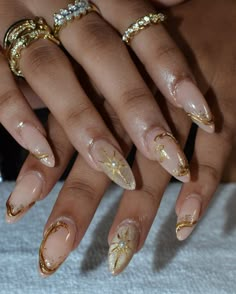 ⚜️Gilded gold⚜️ . . // PRICE BREAKDOWN // ★ GEL-X ★ 𝐒𝐢𝐦𝐩𝐥𝐞 𝐀𝐫𝐭𝐞-🌟 𝐓𝐎𝐓𝐀𝐋 : $𝟒𝟓𝟎 𝐓𝐓𝐃 (See our *artehavenstudio.as.me* website for our full price list with various pricing options✨ ~link in bio ) 🌷 🌷~𝐆𝐞𝐥𝐱 𝐫𝐞𝐭𝐞𝐧𝐭𝐢𝐨𝐧 𝐢𝐬 𝟒+ 𝐰𝐞𝐞𝐤𝐬, 𝐬𝐞𝐞 𝐨𝐮𝐫 𝐡𝐢𝐠𝐡𝐥𝐢𝐠𝐡𝐭 “☆Gel-X☆“ 𝐟𝐨𝐫 𝐦𝐨𝐫𝐞 𝐢𝐧𝐟𝐨 𝗣𝗥𝗢𝗗𝗨𝗖𝗧𝗦 𝗨𝗦𝗘𝗗: available locally for nail techs!! ⬇️ @kokoistcaribbean from @essentiadistribution Mega stick base, ultra glossy top, accessory bond white, Arabian gold, thick gold, Nt Overcast, peanut butter toffee Misc: Pearl r... Nye Simple Nails, Nail Designs Polygel, Gold Coffin Acrylic Nails, Gold And Pearl Nails, Gold Gel Nail Designs, Natural Nails With Gold, Gold Nails Inspiration, Arabian Nails, Winter Nails Gold