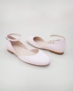 Inspired by a contemporary and refined ballet style flat. Classic silky satin round toe flat with removable ankle strap brings an elevated elegance and makes this a classy and elegant shoes for wedding, evening wear, or romantic date.DETAILS:UPPER: Synthetic upper and liningMATERIALS: Manmade outsoleImported Material Ingenue Style, Light Pink Flats, Elegant Shoes Flat, Shoes For Brides, Shoes For Wedding, Ballet Style, Elegant Flats, Evening Flats, Pink Flats