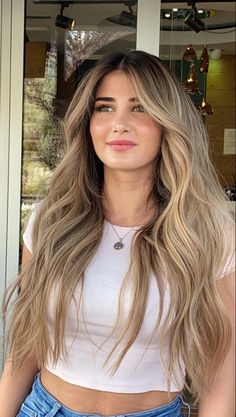 Blonde Hair Bayalage Dark Roots, Blonde With Brunette Roots, Dark Root Honey Blonde Hair, Natural Blonde Hair Balayage, Light Brown Hair Dark Roots, Light Brown Hair With Dark Roots, Color Melt Brunette To Blonde, Blonde Hair Morenas, Blonde Balage