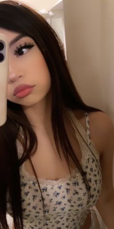 Cute Boy Asthetics, Pretty Selfies Discord, Makeup Inspo Baddie, 2014 Makeup Looks, Good Poses For Selfies, Cute Latina Makeup, Soft Latina Makeup, Simple Baddie Makeup, Latina Picture Ideas