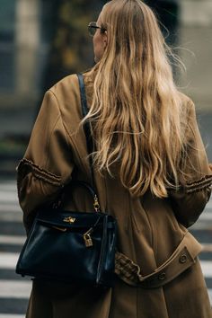 Blonde hair + fall layers 🤎 #fallhairinspo Alexandra Carl, London Outfits, Street Style Vintage, Autumn In New York, Nyc Girl, London Street Style, London Street, Paris Street Style, Oui Oui