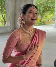 Jewellery For Pink Lehenga, Pattu Saree Draping, Pink Bridal Blouse Designs, Trendy Blouse Designs For Silk Sarees, White Wedding Outfit, Blouse Design Work, Modern Saree Blouse, Sari Ideas, Pink Saree Blouse