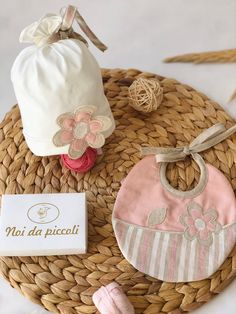 Cappellino con Bavetta in lino rosa e corda. Siamo sempre alla ricerca dei capi migliori per rendere ogni momento importante. Per qualsiasi info non esitare a contattarci servizio clienti 334-71-60-824 Pink Cotton Hat Gift, Pink Cap, Pink Linen, Pillowcase, Onesies, Customer Service, In Italy, Italy, Pink