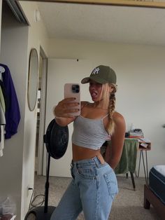 Top is from aritzia 💌💌 Comfy Summer Outfits Work, Cute Cozy Summer Outfits, Riley Saurage Outfit, Comfy Outfits For Class College, Summer Fits With Jeans, Hat Aesthetic Outfit, School Spring Outfits, Garage Outfits, Aritzia Fits