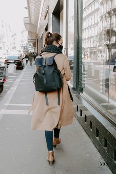 Backpack Outfits Women Work, Parisian Backpack, Backpack Work Outfit, Backpack Outfits Women, Leather Backpack Outfit, Parisian Chic Style Minimal Classic, Backpack Outfits