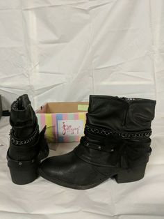 Jellypop Women's chain heels shoes - size 4m - black ~ SHELF197a. shoes are new in box box may have signs of shelf and storage Ware please see photos box has no lid Chain Heels, Photo Box, Pumps Shoes, Heels Pumps, Heels Shoes, Brands Outlet, Pump Shoes, Biker Boot, Pumps Heels