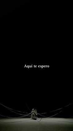 a black and white photo with the words aquai te espero