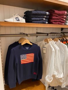 Old Money Ralph Lauren Sweater, Cbk Aesthetic, Ralph Lauren Aesthetic, Flag Sweater, Skandinavian Fashion, Old Money Style, Stockholm Fashion, Ralph Lauren Outfits, Mode Inspo