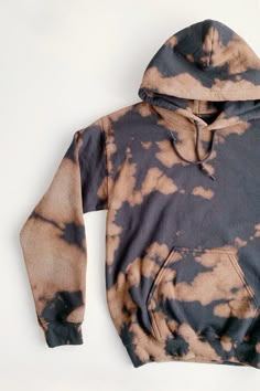 Inverse Tie-Dye Fleece Hoodie Bleach Shirt Diy, Bleach Hoodie, Diy Tie Dye Shirts, Bleach Shirt, Hoodie Diy, Diy Tie Dye, Hoodie Ideas, Tie Dye Techniques, Diy Tie