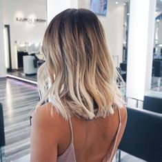 20 Cute Long Bob Hairstyles To Try - Society19 Short Balayage, Short Ombre Hair, Blonde Wavy Hair, Medium Layered Hair, Blonde Haircuts, Lob Hairstyle, Ombré Hair, Long Bob Hairstyles, Ombre Hair Color