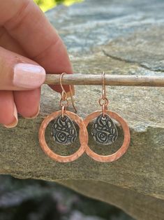 These beautiful hammered copper dangle earrings are eye-catching and sparkly. A pressed artisan pewter teardrop hangs in the center. They measure 1 inch in diameter and hang 1.5 inches from the ear. Copper, just like a penny, will oxidize (darken) to your own unique shade based on your body’s chemistry, air, oils, lotions, perfumes etc. While some like to keep their jewelry’s unique patina, it is very easy to restore the copper shine. Simply make a small paste of equal parts salt and white vineg Homemade Fashion, Cold Connections, Copper Earrings Handmade, Silver Smithing, Pebble Jewelry, Metal Jewelry Making, Metal Etching, Artisan Earrings, A Penny