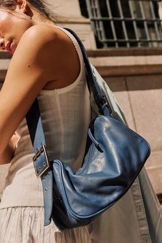 Leather Bag Accessories, Cool Shoulder Bags, Blue Shoulder Bag Outfit, Leather Crossbody Bag Outfit, Blue Bag Outfit, Wedding Guest Bag, 3 In 1 Bag, Shoulder Bag Outfit, 90s Bag