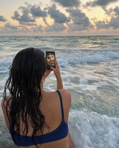 Beach Photography Poses Women, Bora Bora Aesthetic, Beach Pics Ideas, Beach Girl Aesthetic, Summer Picture Poses, Summer Goals, Foto Poses, Vacation Pictures