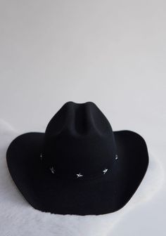 Time to get your howdy on. 100% black Australian wool, paired with an ultra stiff brim. Whether you're searching for stars on the streets of Nashville, or relaxing under them in Jackson Hole, the Dolly is the perfect way to upgrade your look.  Adjustable- Velcro drawstrings under interior band. To perfect/downsize the fit up to 2cm.  10% of proceeds goes to organizations fighting human trafficking Brim- 9 cm Height- 10-11 cm Structure- Stiff Cowgirl Hats Black, Black Cowgirl Hat, Womens Western Hats, Black Wide Brim Hat, Texas Hat, Winter Headwear, Black Cowboy Hat, Black Cowgirl, Hat Fedora