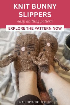 someone has knitted slippers to look like they are holding hands with the cat