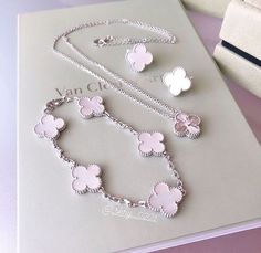 헬로키티 배경화면, Stile Blair Waldorf, Luxe Jewelry, Jewelry Accessories Ideas, Pink Girly Things, Girly Accessories, Classy Jewelry