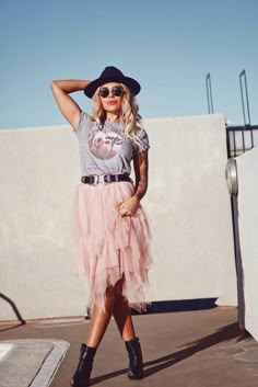 Tulle Skirt Outfit Casual Street Style, Skirt With Cowboy Boots, Tutu Skirt Outfit, Dressy Clothes, Contouring Makeup, Hippie Grunge, Pink Tulle Skirt