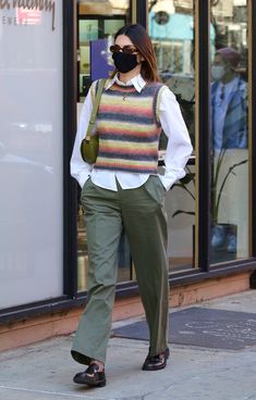 Kendall Jenner's $50 Striped Sweater Vest Is An Ideal Spring Piece 90s Dad Fashion, Vest Street Style, Knit Vest Outfit, Sweater Vest Outfit, Colorful Vest, Dad Fashion, Vest Fashion