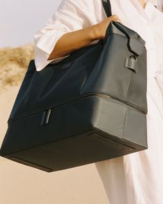 Made from water-resistant nylon twill with vegan leather details, the Metro Weekender in Carbon Black effortlessly takes you from city streets to undulating sand dunes. @byorianasenia
#Monos #JourneyOn #MonosTravel #MetroCollection #MetroWeekender #CarbonBlack #WeekendGetaway #Travel #TravelCompanion #TravelLover #Bags #PackYourBags #Design #IntentionalDesign