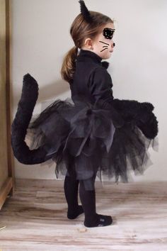 Costume chat noir                                                                                                                                                                                 Plus Karneval Diy, Diy Fantasia, Boys Fall Fashion, Black Cat Costumes, Halloween Makeup Diy, Chat Halloween, Holloween Costume, Cat Costume, Fantasias Halloween