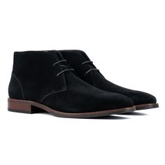 The Aldwin dress chukka boot is an elegant and stylish choice that will elevate any formal look. Crafted from premium quality suede, this lace-up boot offers a luxurious feel and ensures a neat fit for the modern gentleman. With its sleek design and superior craftsmanship, the Aldwin boot adds a touch of sophistication to your wardrobe. Perfect for any formal occasion, these boots combine comfort and style, making them a must-have for those who appreciate refined footwear. Oxford Dress Shoes, Closed Toe Shoes, Chukka Boot, Modern Gentleman, Water Shoes, Suede Heels, Vintage Shoes, Boots Black, Chukka Boots