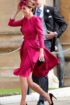 the duke and princess of cambridge are walking down the street in pink dresses with matching heels