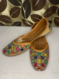 Traditional, handmade Punjabi jutti for women. Jutti Punjabi, Punjabi Jutti, Richmond Hill, Bathing Beauties, Electronic Accessories, Women Shoes, Purses And Bags, For Women, Music Clothes