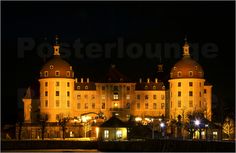 a large building lit up at night with the words faire weinanation above it