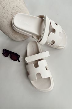 Cream sandals for women. Spring Vacation, Spring Summer 2024, Summer Sandals, Sandals Summer, Summer 2024, Step Up, Spring Summer, Women Shoes