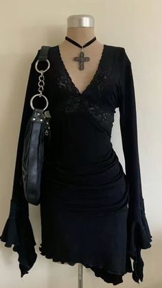 Romantic Vampire Aesthetic Outfits, Vampire Summer Outfits, Romantic Goth Aesthetic Outfits, Casual Vampire Outfits, Vampire Outfit Aesthetic, Romantic Goth Dress, Romantic Goth Aesthetic, Romantic Goth Outfits, Romantic Goth