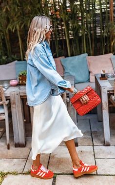 Quoi Porter, Rock Outfit, Red Sneakers, Style Crush, Closet Fashion, Sneakers Outfit, Mom Style, Spring Summer Fashion