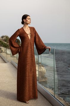 Immerse yourself in the elegance of our Tacos fabric kaftan. This versatile piece expresses sophistication and luxury, transforming every moment into a special occasion.
Its cut and fluidity make it ideal as a beach cover-up, offering chic coverage for days at the beach or pool. Its lustrous shine makes it equally perfect for summer evenings, adding a touch of glamor to your look.
Hand-sewn in Italy, this kaftano reflects the attention to detail and high quality of Italian craftsmanship. An esse Long Kaftan, Warm Leggings, Italian Craftsmanship, Summer Evening, Beach Covers, Matching Top, Tops For Leggings, Workout Tops, Sweater Jacket