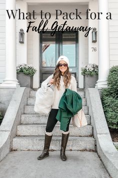 a woman standing in front of a white house with the words what to pack for a fall getaway