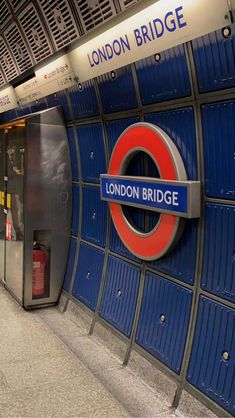 the london bridge subway station has blue tiles on it