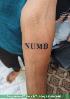 a man with a tattoo on his leg that says numb