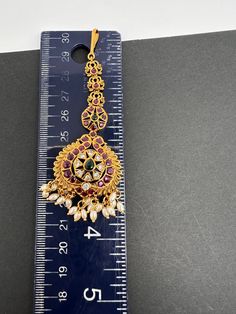 Matte Kempu Mang TikaColor : GoldenSize : Length : Approx 3.75 inchesStones : Red Green Stone CZ Pearls Mang Tika, Antique Necklace Victorian, Real Pearl Necklace, Traditional Earrings, Ethnic Necklaces, Kundan Necklaces, Oxidised Jewellery, Real Pearls, Pearl Strands