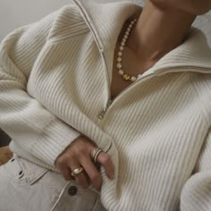 Outfits To Wear With Pearls, Pearl Necklace Outfit How To Wear, Boston Fits, Outfit With Pearls, Pearl Necklace Aesthetic, Style Pearl Necklace, Pearl Outfit, Necklaces Aesthetic