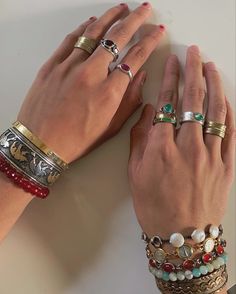 Futurisme Retro, Rings And Bracelets, Mixed Metal Rings, Estilo Hippie, Mixed Metal Jewelry, Stacked Jewelry