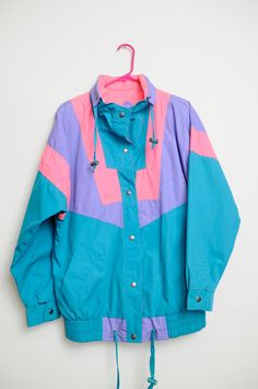 Imagem relacionada Retro Outfits 80s Style, Ski Vibes, Kristina Webb, Block Button, Drawstring Jacket, 80s Jacket, Bright Colored, Look Vintage