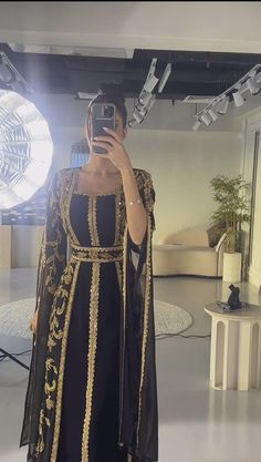 Kaftan Dress With Hijab, Arabic Night Outfit, Turkish Clothing Women, Arab Women Outfits, Arabic Dress Design, Arabian Women Fashion, Middle Eastern Dresses, Kaftan Aesthetic, Arabic Dress Traditional